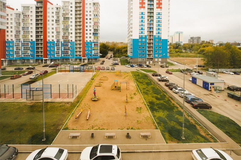 Детская площадка и вид из апартаментов